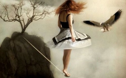 Mädchen balanciert auf einem Drahtseil