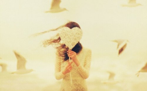 Mädchen hält ein Herz hoch