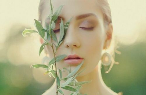 Mädchen mit Salbei im Gesicht