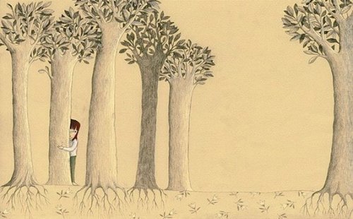 Ein Mädchen versteckt sich hinter Bäumen. 