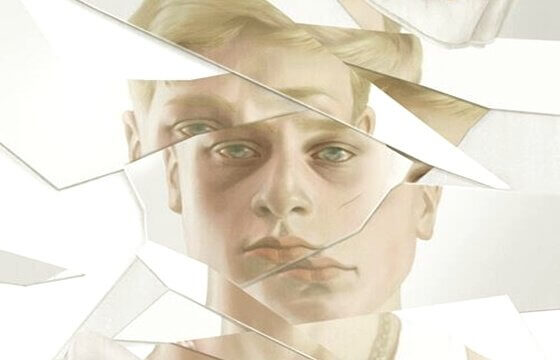 Ein Spiegel, der zersprungen ist und das Bild eines jungen Mannes reflektiert