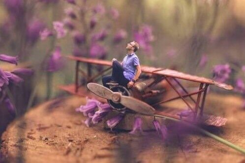 Mann, der auf einem Flugzeug sitzt