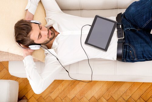 Ein Mann entspannt sich, während er Musik hört. 