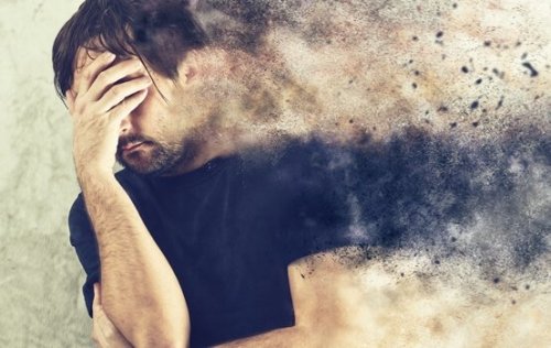 Ein Mann hat Angst und hält sich die Hand vor seine Augen