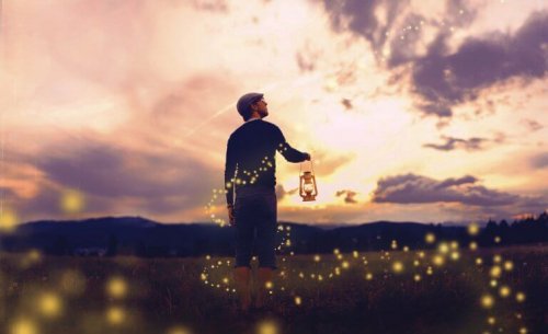 Mann mit Lampe auf einem Feld, ein Symbol, das ausdrückt: Das Leben ist schön.