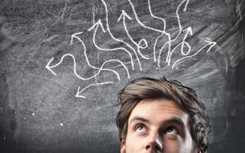 Mann mit vielen Gedanken, die in Form von Pfeilen dargestellt sind