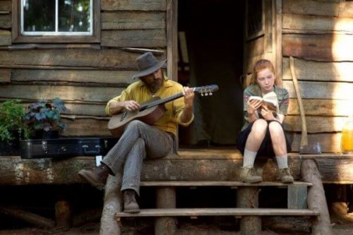 Mann spielt Gitarre neben seiner Tochter