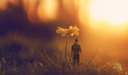 Ein Mann, der unter einer Blume steht.