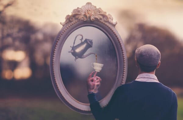 Mann, der im Spiegel eine Teekanne sieht