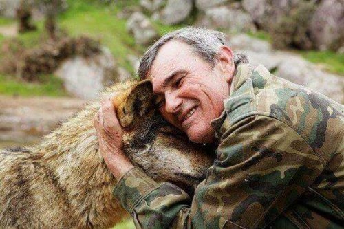Wilde Kinder als Erwachsene: Ein älterer Marcos Rodriguez Pantoja umarmt einen Wolf.