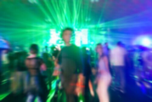 Menschen, die auf einer Party in einem Club sind