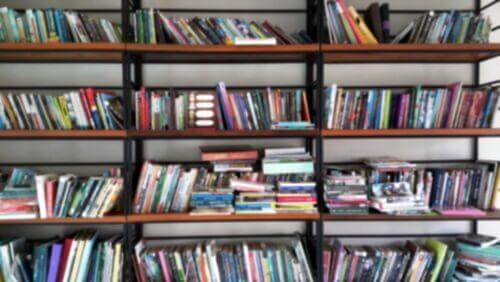 Ein ungeordnetes Bücherregal, das mit Büchern vollgestopft ist