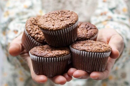 Muffins auf den Händen einer Frau