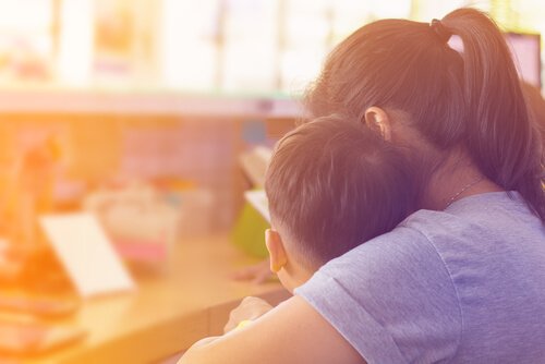 Eine Mutter erklärt ihrem Sohn Dinge über die Schule