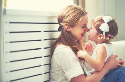 Eine glückliche Mutter spielt mit ihrem Kind