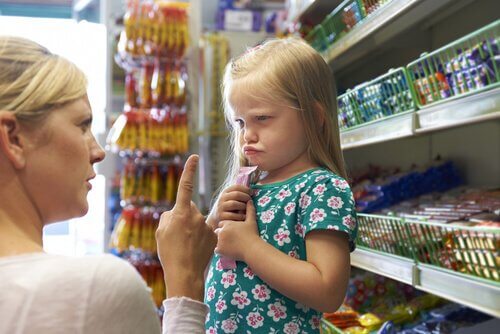 Eine Mutter weist ihre Tochter zurecht