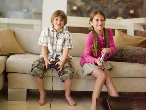Ein Junge und ein Mädchen beim Videospiel