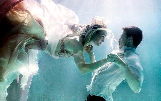 Paar berührt sich unter Wasser