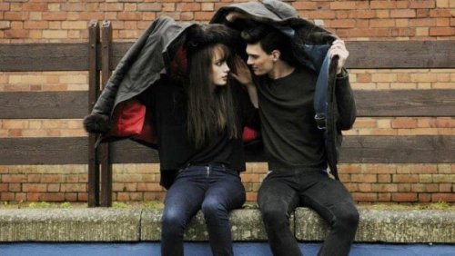 Paar, das sich eine Jacke teilt