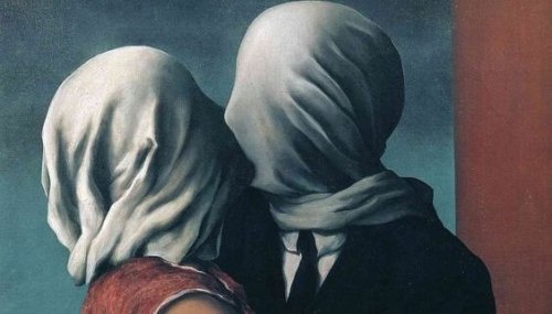 Zwei Menschen, die ihre Gesichter verhüllt haben, küssen sich.