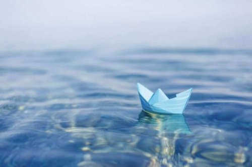 Ein Papierboot schwimmt im Wasser.