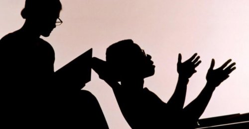 Ein Patient, der mit seinem Therapeuten redet