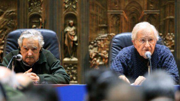 Pepe Mujica und Noam Chomsky bei einer Pressekonferenz