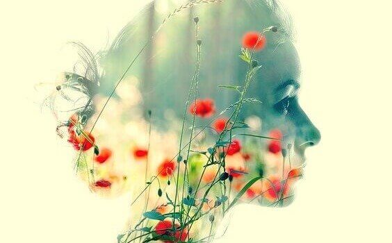 Profil einer Frau, mit Blumen gefüllt