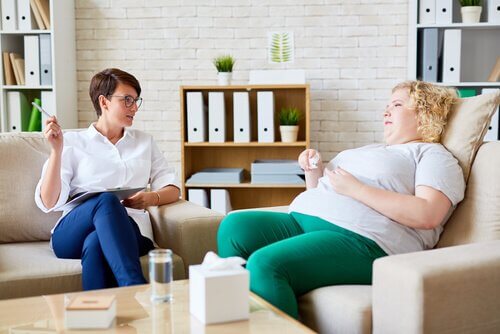 Psychotherapie bei Adipositas - eine Psychologin im Gespräch mit ihrer Patientin