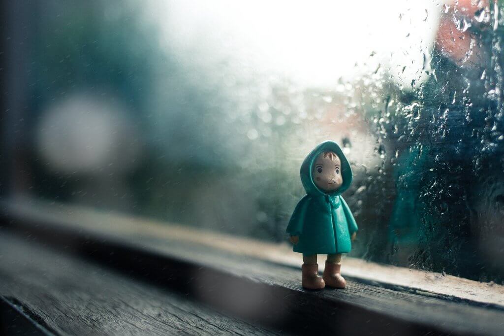 Figur eines traurigen Kindes