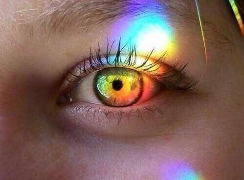 Regenbogenfarbene Reflexion im Auge