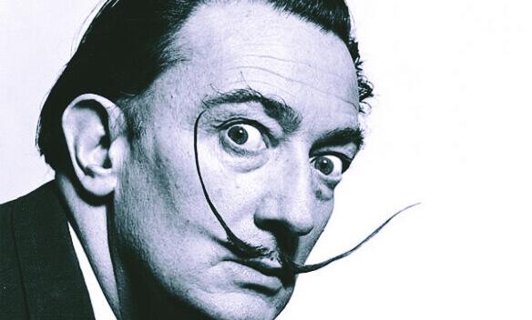 Salvador Dalí in schwarz-weiß