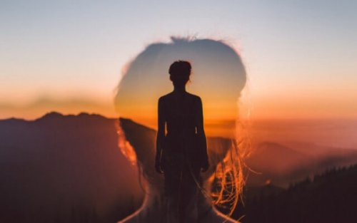 Silhouette einer Frau bei Sonnenaufgang