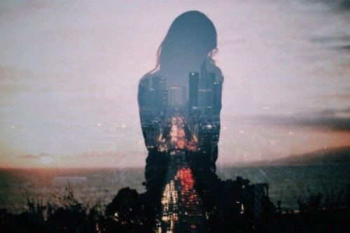 Silhouette einer Frau vor einer Großstadt