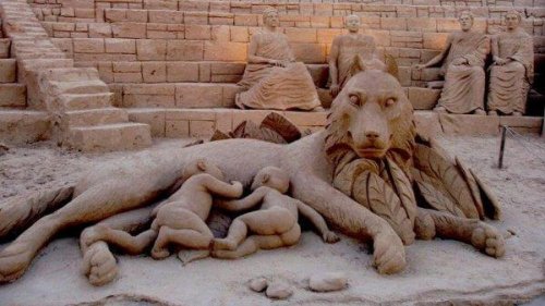 Statue zeigt zwei wilde Kinder, die die Milch einer Wölfin trinken