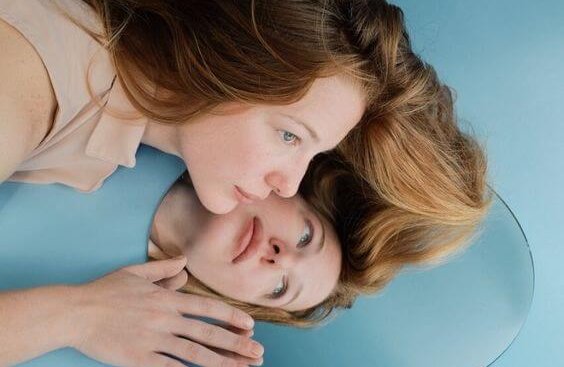 Steht Selbstliebe für ein gesundes Selbstwertgefühl oder Egoismus? - Frau und ihr Spiegelbild