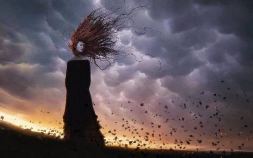 Traurige Frau auf windigem Feld