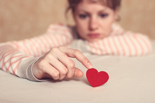 Traurige Frau hat Zweifel an der Liebe