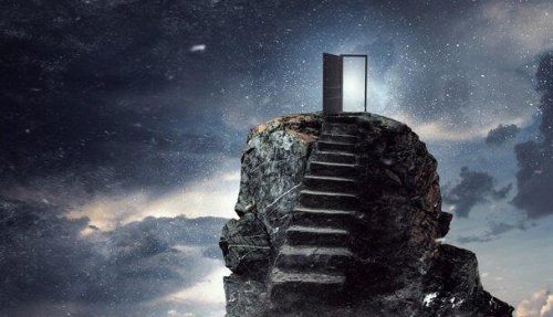 Eine Treppe führt einen Felsen hinauf und endet vor einer Tür, die sich ins Nichts öffnet.