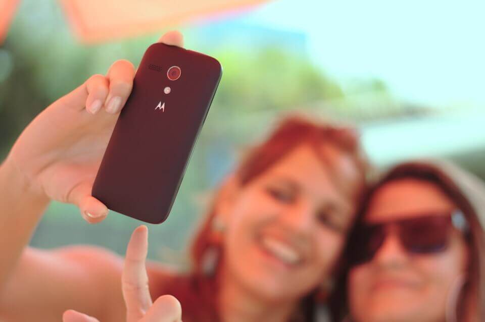 Zwei Frauen machen ein Selfie