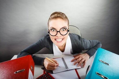 Eine Frau macht übereifrig Notizen.