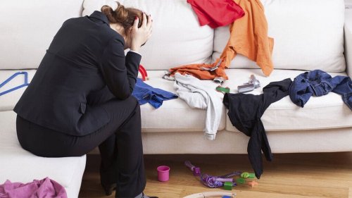 Unordnung auf dem Sofa