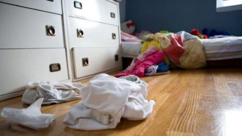 Unordnung im Schlafzimmer mit Oosouji