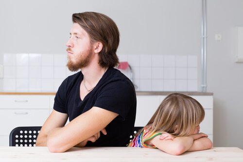 Ein Vater, der sauer auf seine Tochter ist