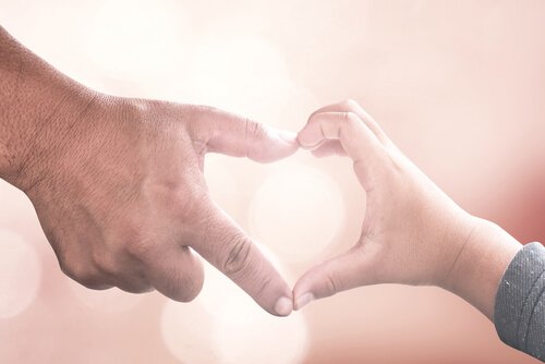 Kinder mit Krebs brauchen viel Unterstützung, wie dieses von Händen geformte Herz symbolisiert