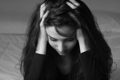 Eine verzweifelte Mutter rauft sich die Haare