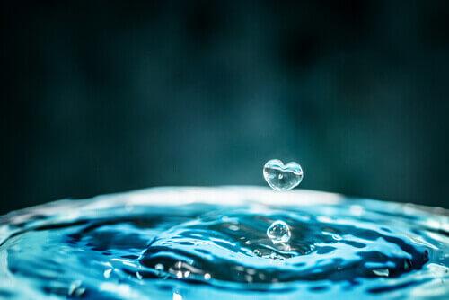 Wassertropfen formt ein Herz