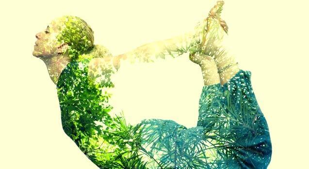 Frau verbindet sich beim Yoga mit der Natur