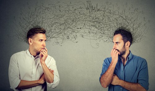 Zwei Männer schauen sich an. Über ihren Köpfen sind Gedankenströme dargestellt.