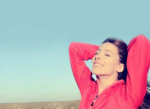 Glückliche Frau mit einer positiven Einstellung